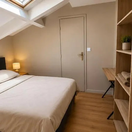 Duplex Climatisé Avec Terrasse à *